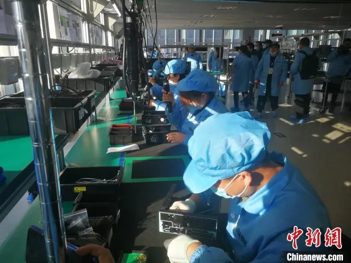 智慧互通科技股份有限公司的生产线上，工人们正在忙碌。　李晓伟 摄