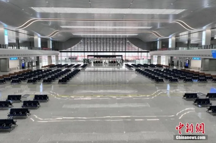 图为4月27日，即将在“五一”期间全面投入使用的安九高铁庐山站西站房。（无人机照片） 中新社发 张学东 摄