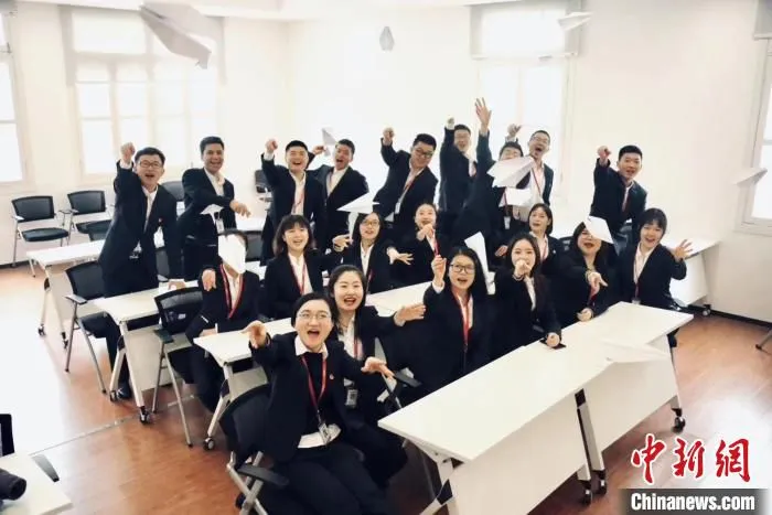 拉菲克·汗(后排左二)参加公司青微工作室互动活动。　受访者供图