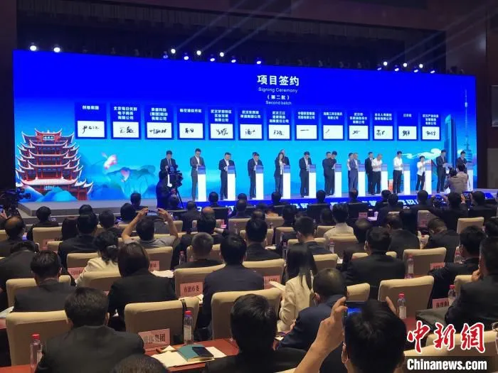 141个重大项目现场签约 张芹 摄