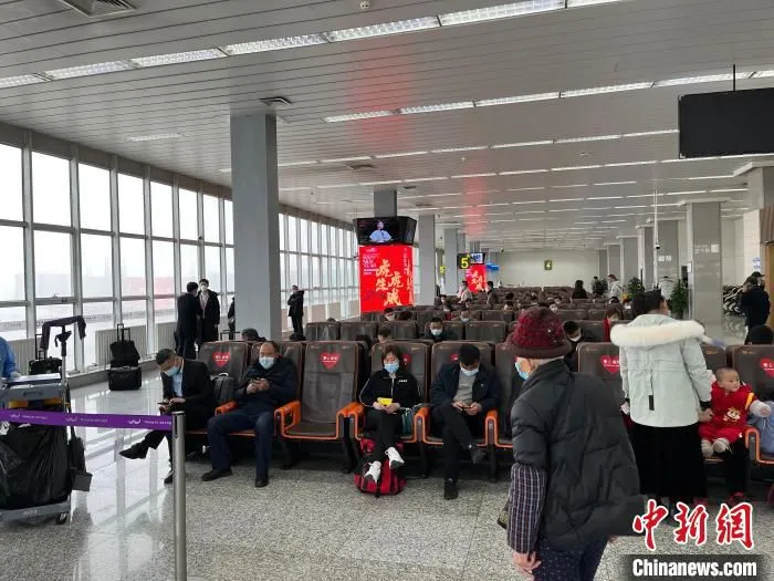 乌鲁木齐国际机场T1航站楼旅客有序等待。　李龙 摄