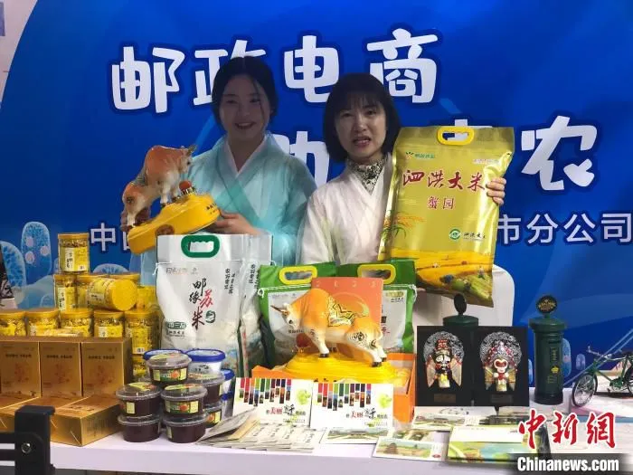 电商从业者在直播间内卖力推荐宿迁特色农产品。　刘林 摄