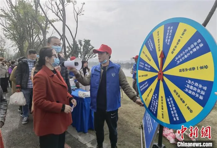 现场开展涉水知识有奖问答。　何浠 摄