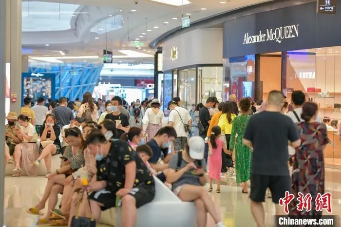 图为三亚国际免税城内游人如织。　骆云飞 摄
