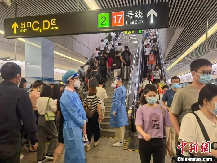 虹桥火车站站早高峰客流 浦帆 摄