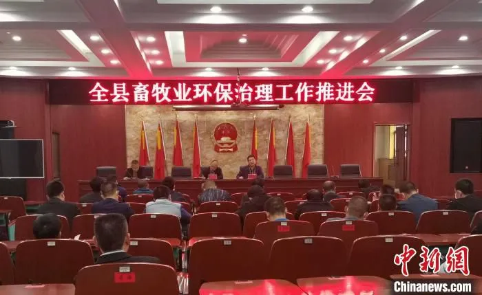生态环境局襄汾分局免费为畜牧养殖企业“定制”学习课堂。　任丽娜 摄