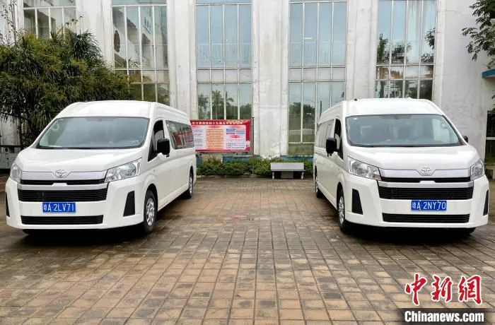 海南首辆“零关税”营运进口汽车在海口上牌。　海口交警供图