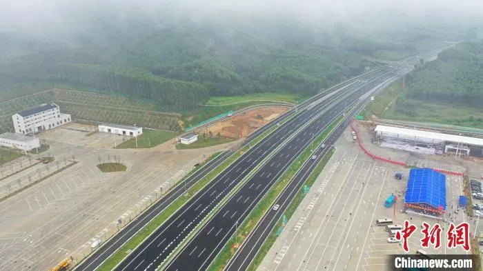 航拍韶新高速公路 陈文 摄