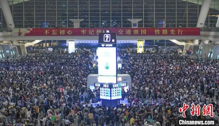 “五一”假期前夕，大量旅客在杭州东站候车。　王刚 摄