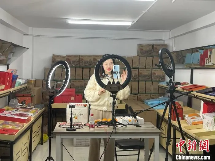 浙江一学校学生在进行带货直播。　童笑雨 摄