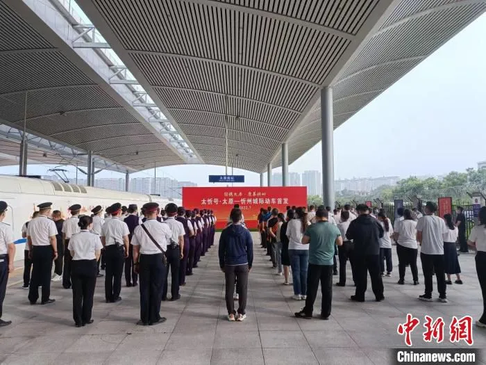 太原至忻州往返增开6趟“太忻号”城际动车，实现动车“公交化”。　杨佩佩 摄