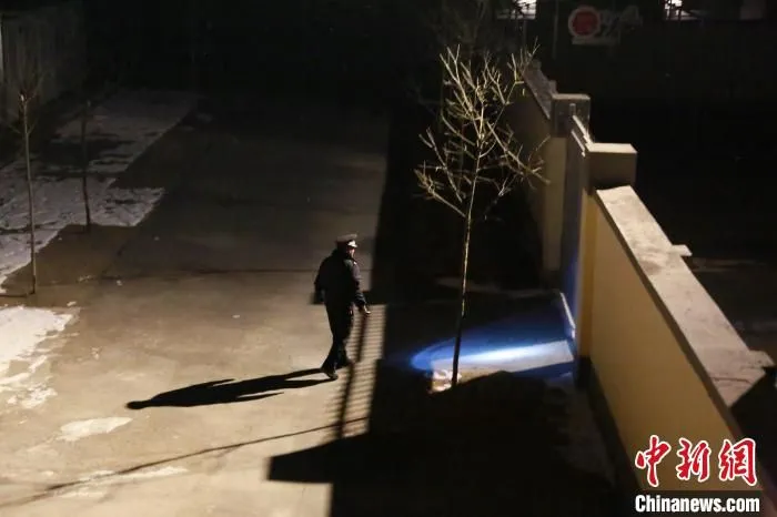 王建华结束夜间安全巡查返回警务区。　安康铁路公安处供图