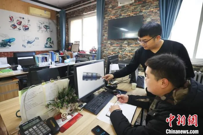 图为在廊坊华航e创空间一家设计公司内，设计师正在讨论产品设计稿。　贾珺 摄