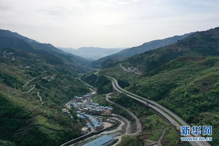 4月8日，G42沪蓉高速三峡库区段，宽阔的高速公路与不远处的弯曲小路平行向前延伸。新华网 向进 摄