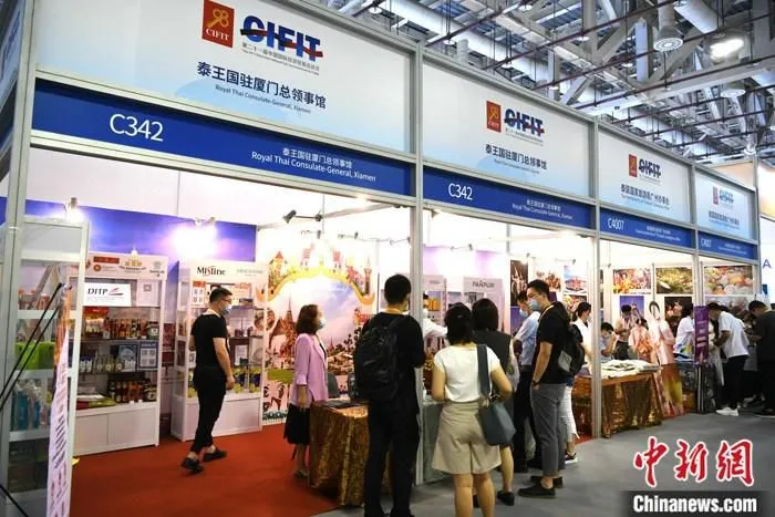 图为泰王国驻厦门总领事馆展台在投洽会上受客商关注。 中新社记者 王东明 摄