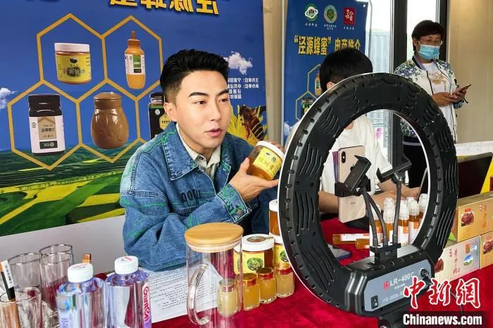 主播直播带货销售泾源蜂蜜。　李佩珊 摄