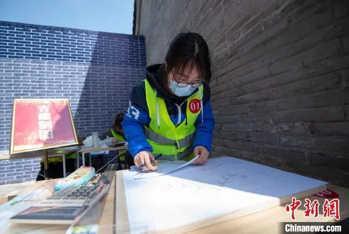 文物古建修缮行业的能工巧匠29日在北京比技艺。　杜燕 摄