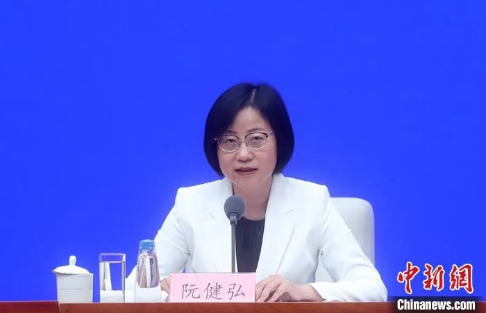 7月13日，中国国务院新闻办公室在北京举行新闻发布会，介绍2021年上半年金融统计数据情况。中国人民银行新闻发言人、调查统计司司长阮健弘出席。 中新社记者 张宇 摄