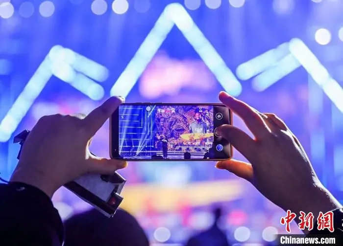 图为2021“舞动山城”国际街舞大赛决赛吸引年轻观众拍照留念。　重庆演艺集团 供图