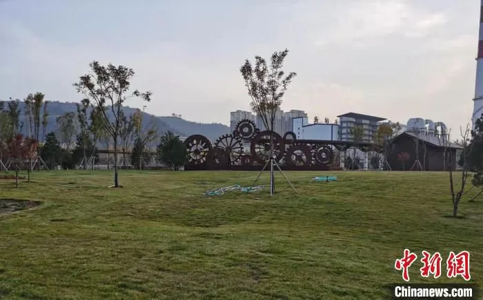 曾经市民绕道而行的废弃工厂，如今变身为集休憩、运动、游览、科教、创新为一体的综合性运动公园。　吴琼 摄