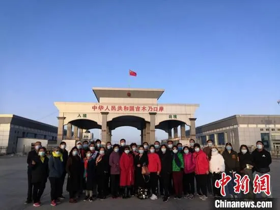 游客在吉木乃县口岸国门前合影留念 古丽娜 摄
