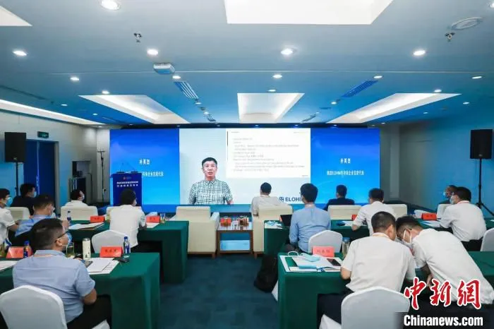 韩国高科技硅电容器半导体研发企业ELOHIM董事长朴英烈在线发布并购项目路演。　商务部投资促进局驻韩办供图