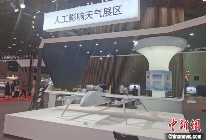 展会共展出监测预警、处置救援、综合保障、煤矿安全生产4大领域160多种新型应急救灾装备。　吴琼 摄