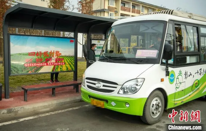 村民登上公交车。　刘忠俊 摄