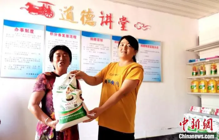 10月4日，村民到“美丽银行”兑换生活物品。　顾士刚 摄