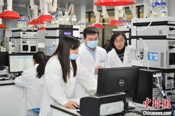 图为华鲁集团科研人员正在讨论相关问题。　沙见龙 摄