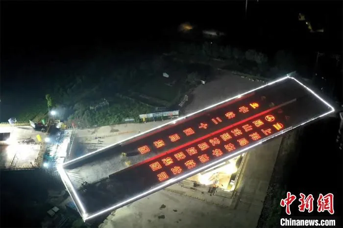 为了确保安全，施工方选择在铁路封锁的“天窗点”时段内，也就是凌晨的0点到4点施工。　刘锋 摄