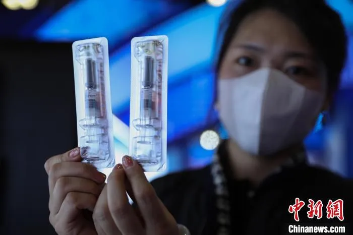 图为参展商展示沃森生物新冠病毒mRNA疫苗样品。　蒋启明 摄