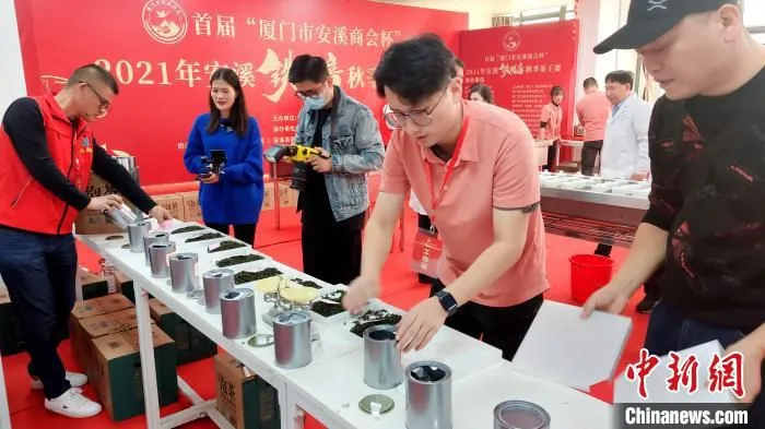 工作人员做好准备工作。　杨伏山 摄