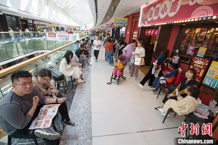 图为5月5日，山西太原，民众在餐厅外等候用餐。中新社记者 张云 摄 　