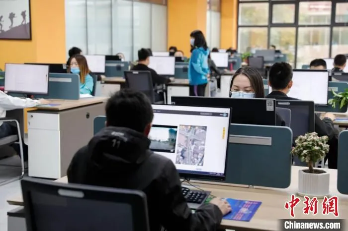 图为“人工智能训练师”正在工作。　容乐 摄