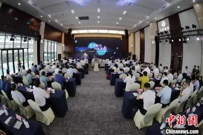 华阳集团集中发布全生物降解材料系列产品。　陈健 摄