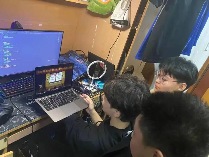 圣光机学院学生在研究项目。　樊谨 提供