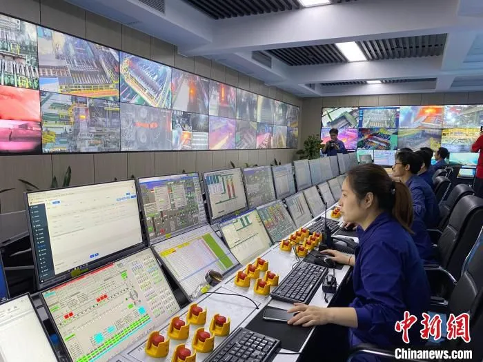 华菱湘钢五米宽厚板厂智慧中心。　王昊昊 摄