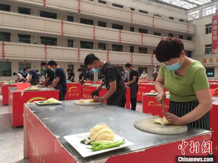 2020年6月，兰州市城关区就业服务中心与当地一家烹饪培训学校举行就业技能免费培训。(资料图) 张婧 摄