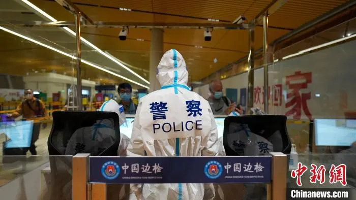 图为民警正查验旅客。　王瑞东 摄