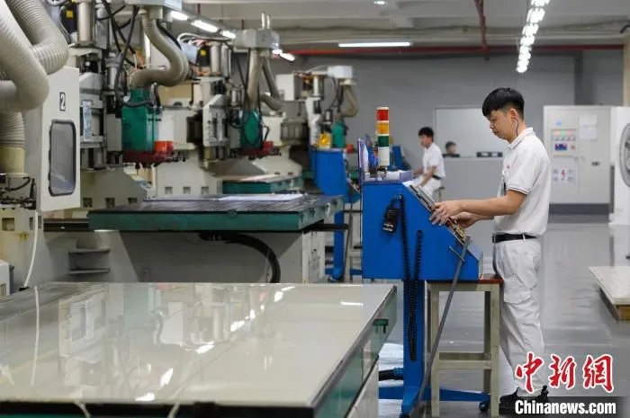 广州明毅电子机械有限公司生产车间内工作人员正在操作设备 陈楚红 摄
