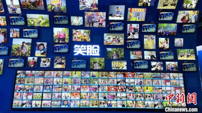 展览设置笑脸墙，展现了各行各业老百姓奔小康的美丽瞬间。　孙婷婷 摄