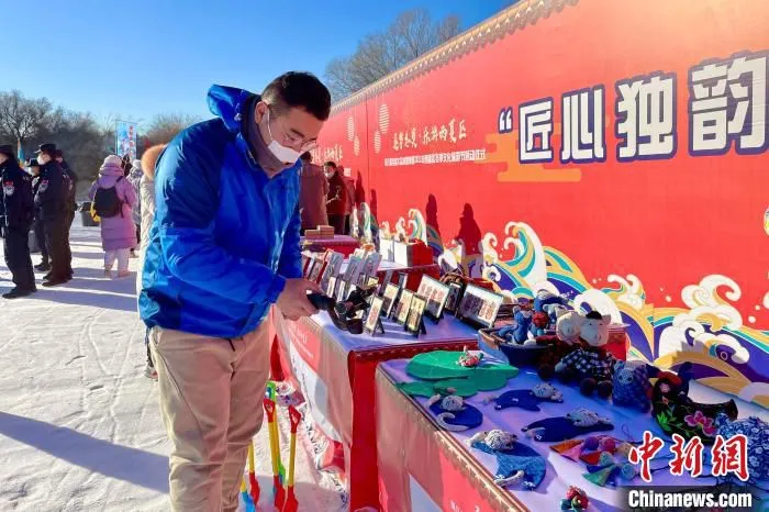 游客参观非遗手工品。　李佩珊 摄