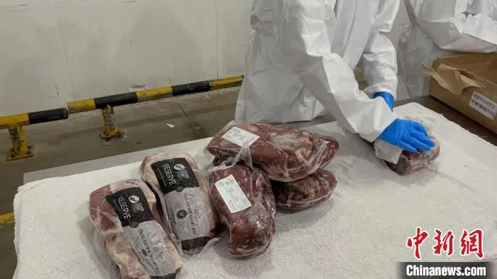 对拟进入进博展区的进口冷链食品最小包装进行消杀。　上海市场监管局 摄