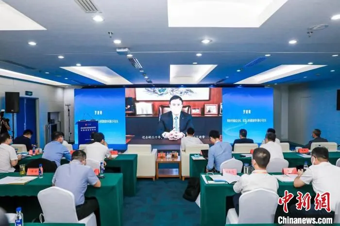 韩国中国商会会长、韩国东洋人寿保险公司社长罗建榕作主旨发言。　商务部投资促进局驻韩办供图