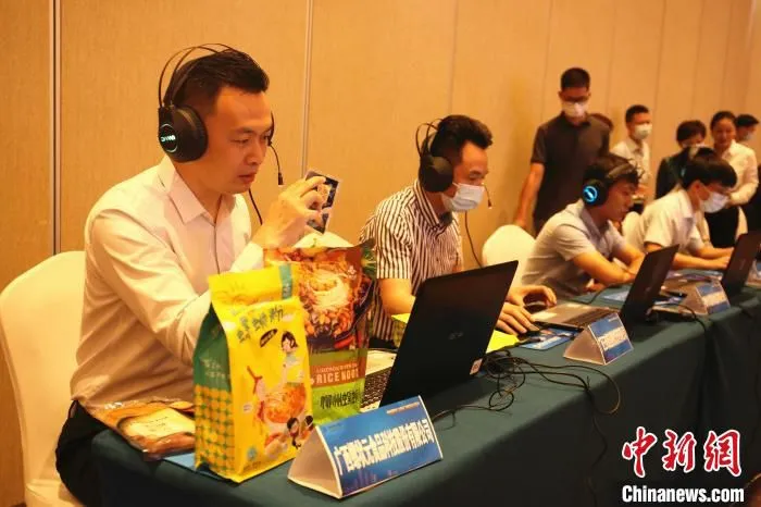 柳州螺蛳粉企业工作人员进行线上洽谈。　朱柳融 摄