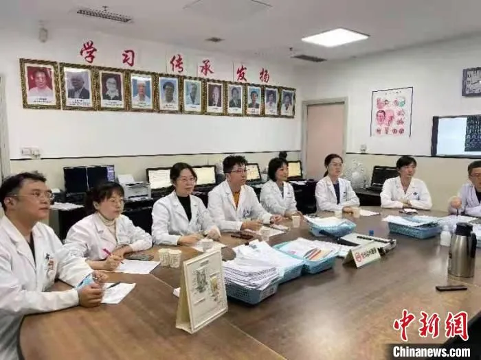 图为专家会诊。　西安交大一附院 供图