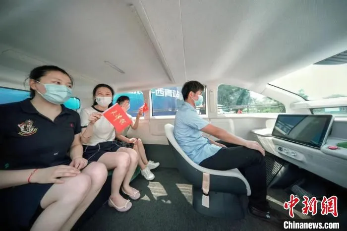 参观者乘坐体验“天津号”纯太阳能车。　佟郁 摄
