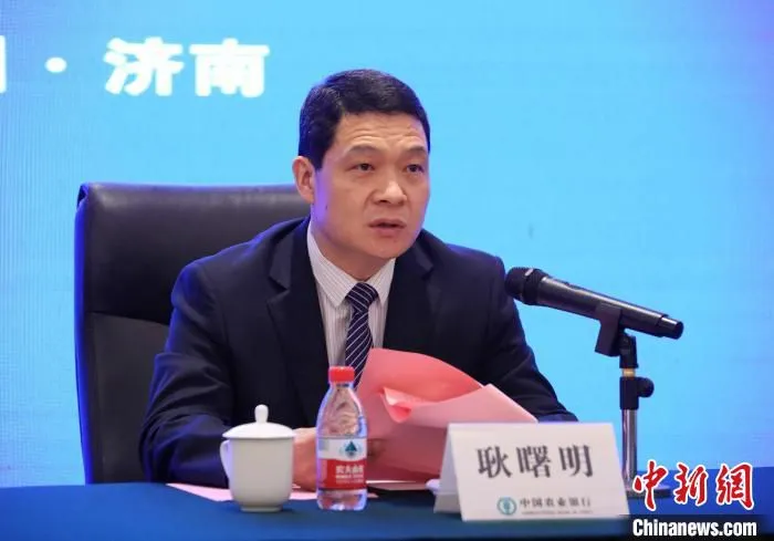 农行山东省分行副行长兼济南分行行长耿曙明介绍相关情况。　沙见龙 摄