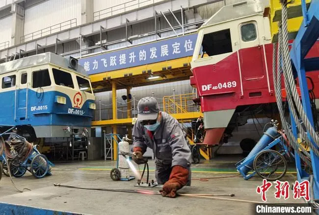 图为4月底，位于兰州市安宁区沙井驿的中车兰州机车有限公司整体搬迁项目新厂区。　冯志军 摄